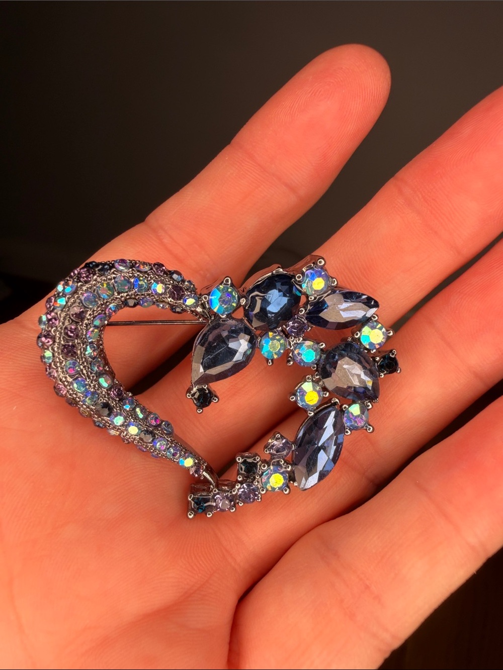 Women’s Heart-Shaped Crystal Brooch in Deep Blue and Aurora